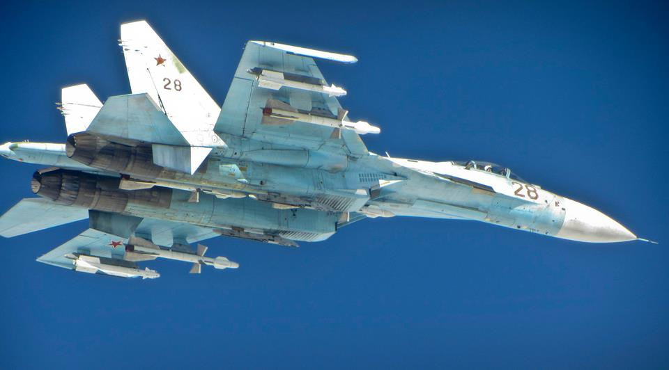 Για πρώτη φορά σε βίντεο «αερομαχία» Su-27 vs F-18 στον συριακό ουρανό – Ρωσία: «Θα βομβαρδίσουμε και τους Αμερικανούς αν δεν υποχωρήσετε από την Deir Ezzor» – Σκληρές εικόνες